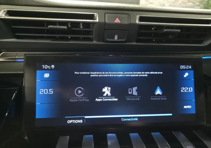 Écran tactile central du Peugeot 508 gris 2018 montrant les options Apple CarPlay et Android Auto, avec commandes climatisation.
