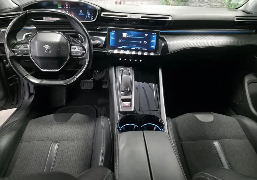 Intérieur Peugeot 508 gris vu de face, tableau de bord avec écran tactile et volant compact multifonctions cuir.