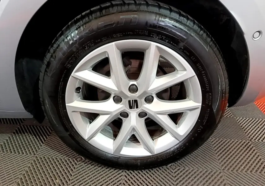 Gros plan sur la roue avant droite gris foncé d'une SEAT LEON 1.0 TSI 110 S&S Business avec jante alliage à 5 doubles branches.