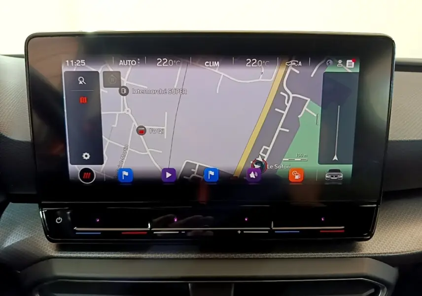 Écran tactile central affichant la navigation GPS dans l'habitacle d'une SEAT LEON 2023.