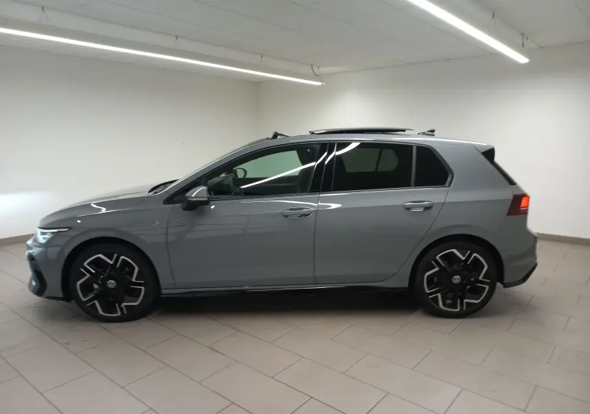 Vue de profil côté gauche d'une Volkswagen Golf 2.0 TDI 150 DSG7 R-Line gris lunaire avec toit ouvrant panoramique.