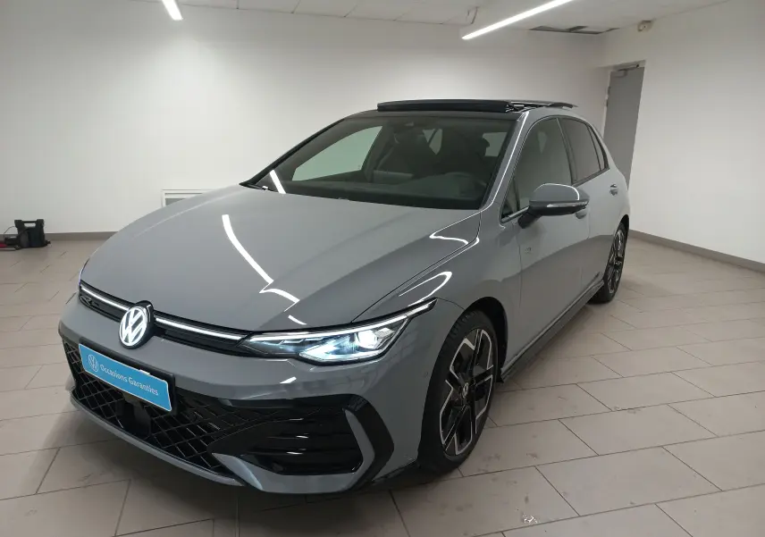 Volkswagen Golf 2.0 TDI R-Line gris lunaire vue 3/4 avant droit avec toit ouvrant panoramique ouvert.
