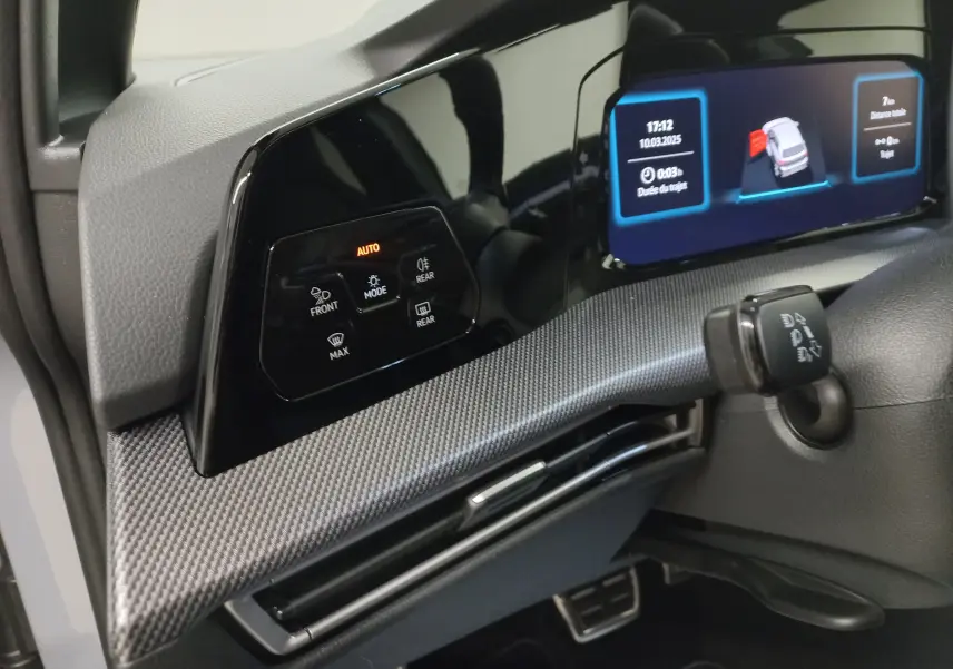 Détail du tableau de bord de la Volkswagen Golf 2.0 TDI 150 DSG7 R-Line 2026, avec commandes éclairées et écran digital.