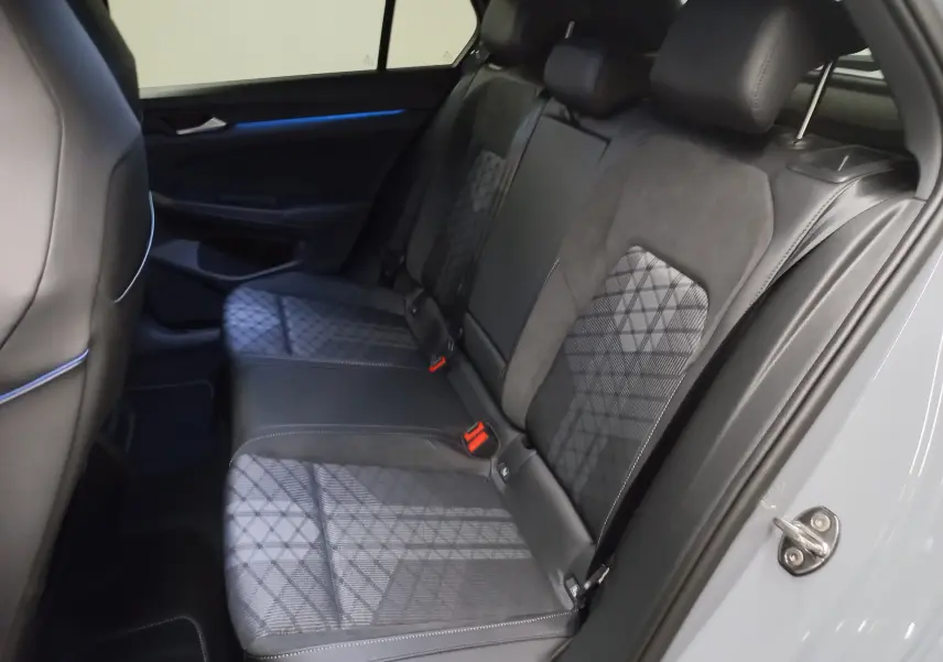 Vue intérieure côté droit des sièges arrière en tissu et cuir sur Volkswagen Golf 2.0 TDI gris lunaire 2026.