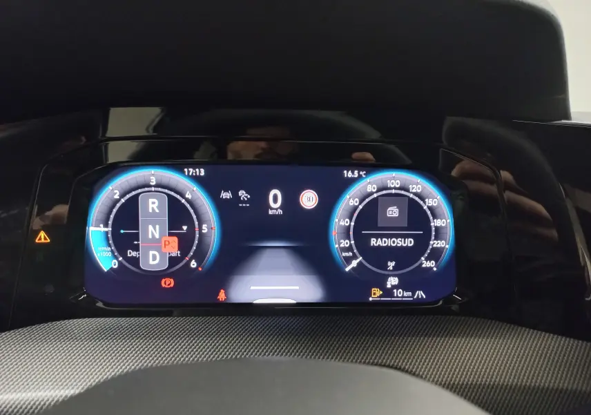 Tableau de bord numérique de Volkswagen Golf 2.0 TDI 150 DSG7 R-Line 2026, affichage vitesse et régime moteur.