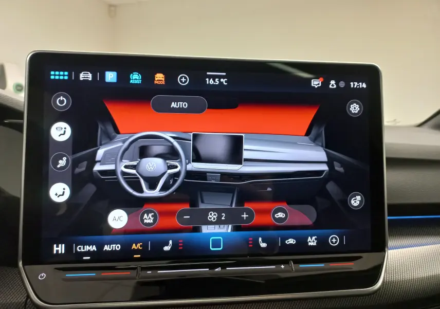 Vue intérieure de l’écran tactile central affichant le tableau de bord et le volant Volkswagen d’une Golf 2.0 TDI gris lunaire.