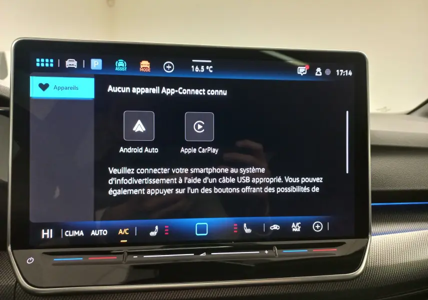 Écran tactile du système d'infodivertissement de la Volkswagen Golf 2.0 TDI R-Line, affichant la connexion Android Auto et Apple CarPlay.