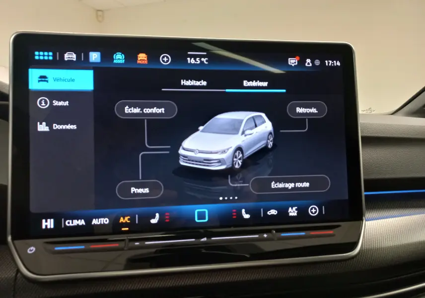 Écran tactile intérieur affichant la vue 3D extérieure d'une Volkswagen Golf gris lunaire en perspective avant droite.