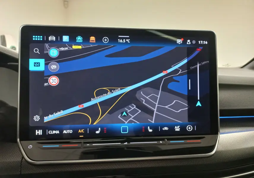 Écran tactile du système de navigation de la Volkswagen Golf 2.0 TDI 150 DSG7 R-Line, affichant une carte routière.