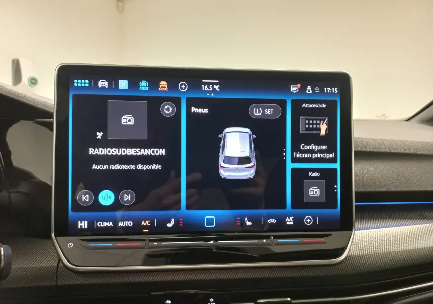 Écran tactile central du Volkswagen Golf 2.0 TDI 150 DSG7 R-Line 2026 affichant la caméra 360° et les réglages climatiques.