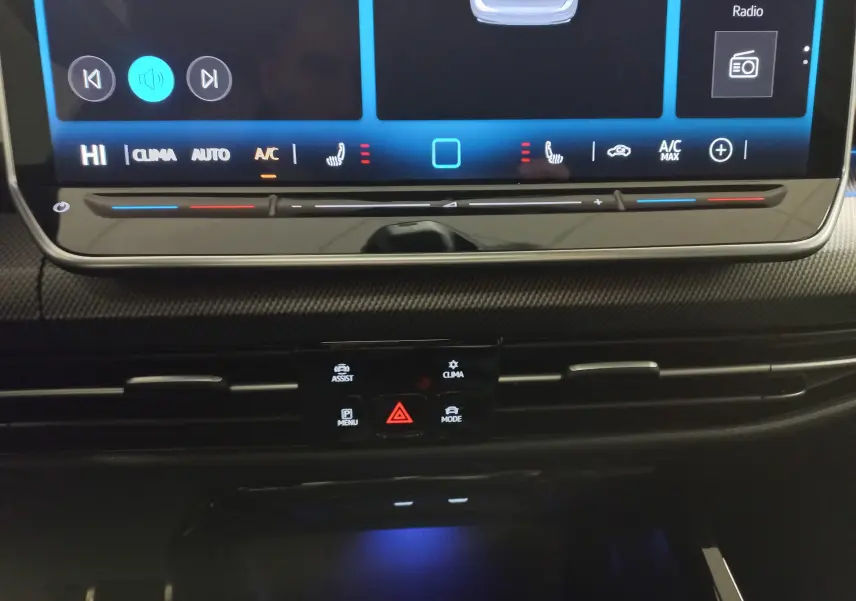 Vue rapprochée de l'écran tactile et des commandes climatisation de la Volkswagen Golf 2.0 TDI 150 DSG7 R-Line 2026.