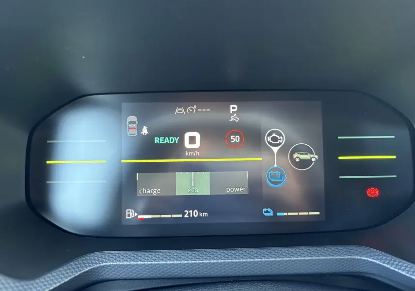 Tableau de bord digital du Dacia Duster hybride 2026 affichant vitesse, mode éco et autonomie 210 km.