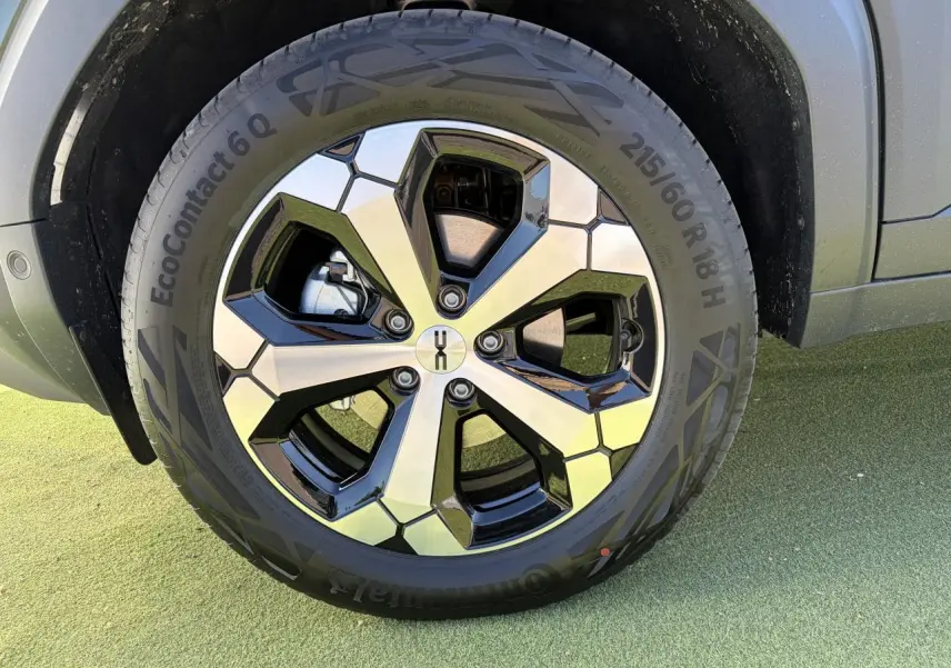 Gros plan sur la jante alliage diamantée 18 pouces du Dacia Duster III kaki lichen, avec pneu Continental EcoContact 6Q.
