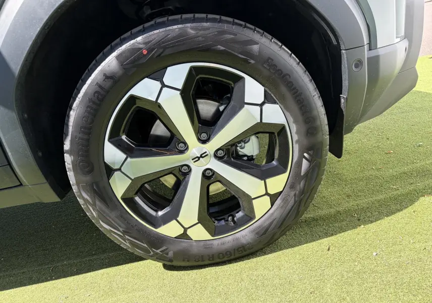 Gros plan sur la jante alliage 18 pouces diamantée Tagasan du Dacia Duster 2026 couleur kaki lichen.