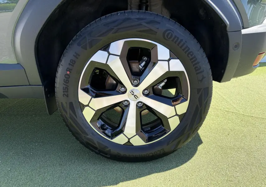 Gros plan sur la jante alliage diamantée 18 pouces du Dacia Duster III kaki lichen, avec pneu Continental visible.