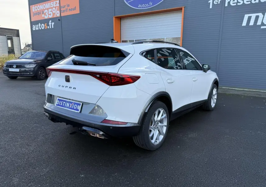Vue 3/4 arrière droite d'un CUPRA Formentor blanc 2023 avec bandeau LED arrière Infinite Light et jantes alliage 18 pouces.