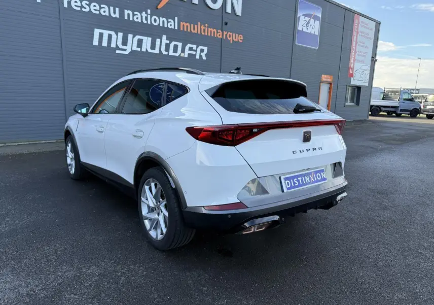 Vue 3/4 arrière droite d'un CUPRA Formentor blanc 2023 avec bandeau LED arrière et jantes alliage 18 pouces.