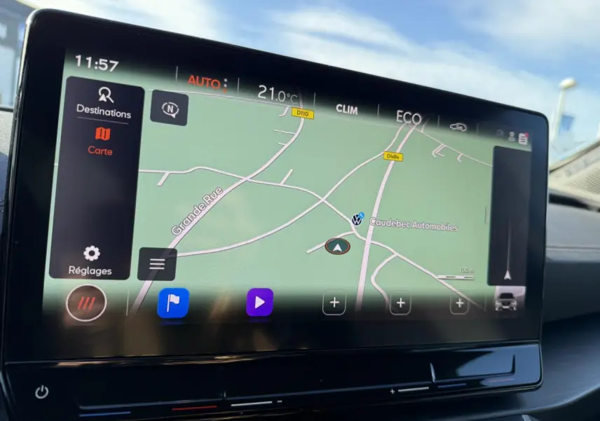 Écran tactile HD 12 pouces du système de navigation 3D dans le tableau de bord d'une CUPRA Formentor blanc 2023.