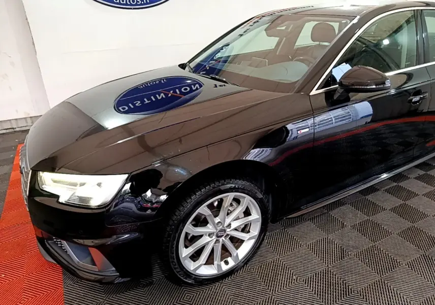 Audi A4 noire vue en 3/4 avant droit, mettant en valeur ses phares LED et jantes alliage argentées.