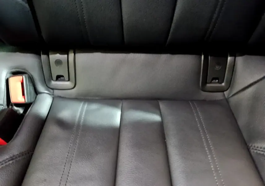 Gros plan sur l'assise arrière en cuir noir de l'Audi A4 40 TDI 190 Quat S tronic Design Luxe de 2018.