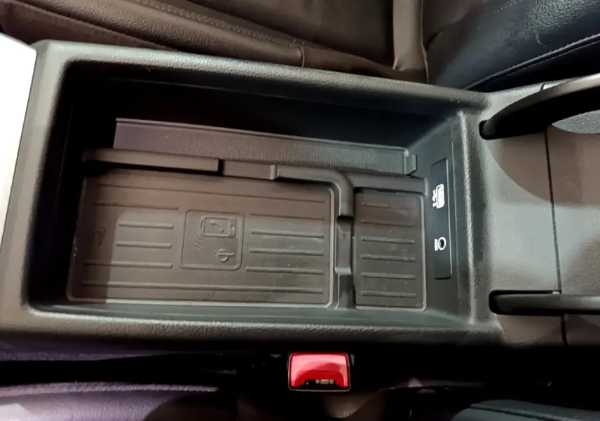 Vue rapprochée de la zone de recharge sans fil noire au centre de l'Audi A4 40 TDI 2018 Design Luxe.