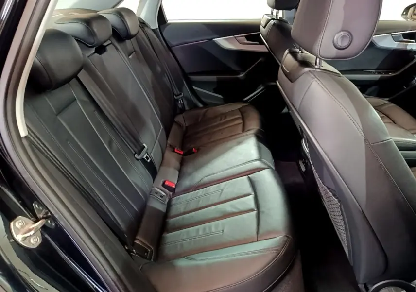 Vue intérieure côté gauche des sièges arrière en cuir noir de l'Audi A4 40 TDI Design Luxe 2018