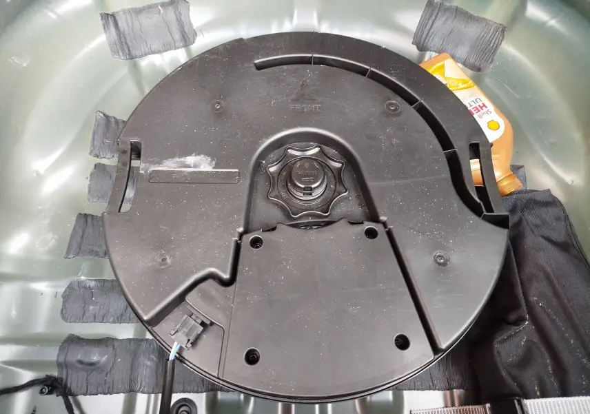 Coffre ouvert montrant la roue de secours et le fond bleu Navarre de l'Audi Q2 35 TFSI 2023.