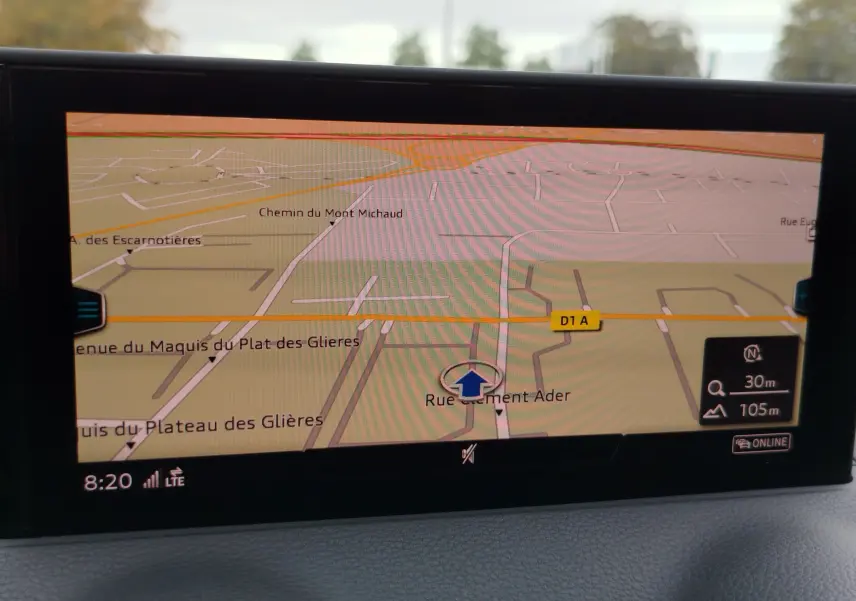 Écran de navigation intérieur de l'Audi Q2 35 TFSI 2023 affichant une carte détaillée avec itinéraire.