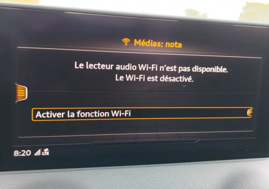 Écran central de l'Audi Q2 35 TFSI 2023 affichant un message indiquant que le Wi-Fi est désactivé.