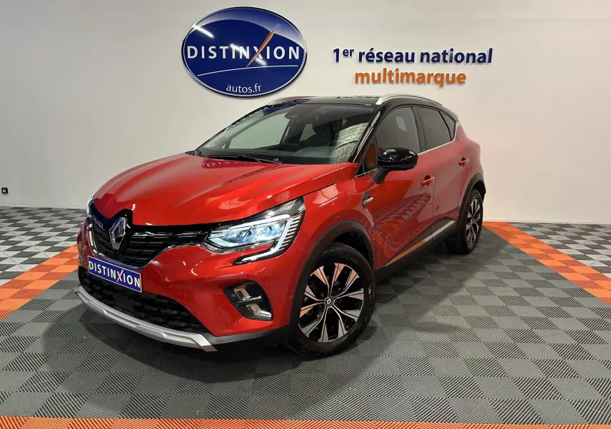 Renault Captur TCE 90CH TECHNO rouge flamme métal en 3/4 avant droit avec jantes alliage et toit noir contrasté