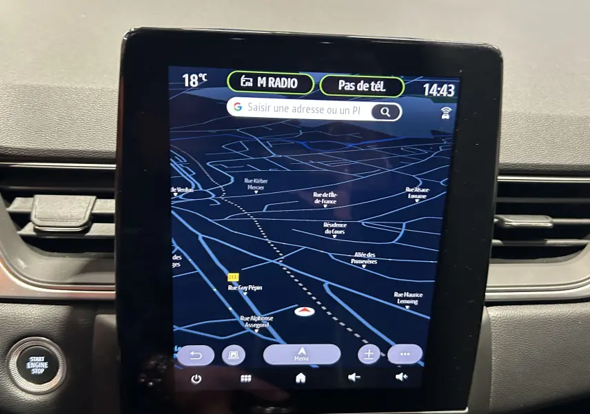 Écran tactile central du Renault Captur 2024 affichant la navigation GPS dans un intérieur noir.