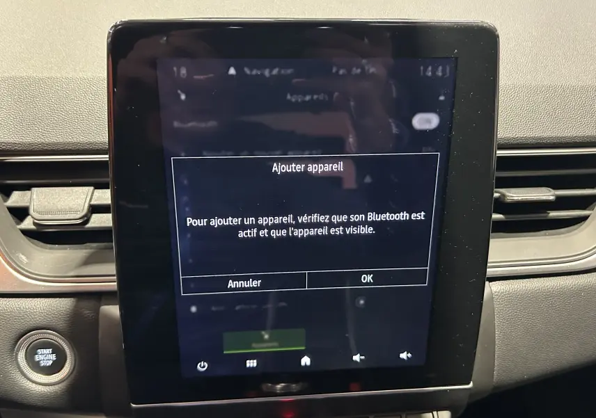 Écran tactile central du Renault Captur 2024 affichant l'ajout d'un appareil Bluetooth, avec bouton Start Engine Stop visible à gauche.