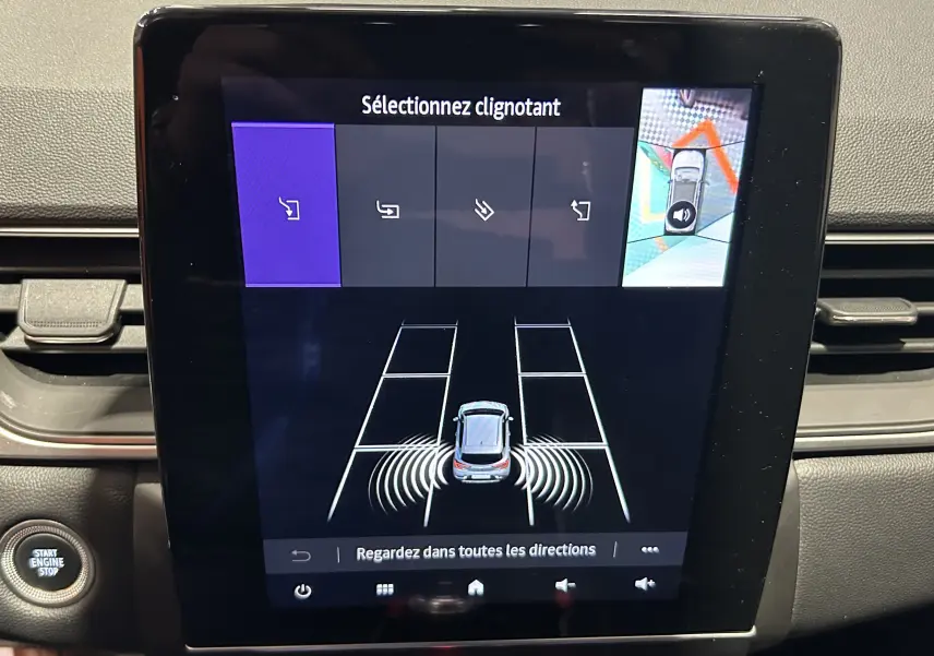 Écran tactile intérieur du Renault Captur 2024 affichant l'aide au stationnement avec caméra 360 degrés.