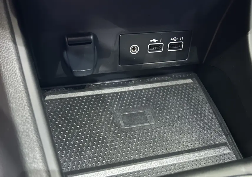 Gros plan sur la zone de recharge avec ports USB et prise 12V du Renault Captur TCe 90ch Techno 2024.