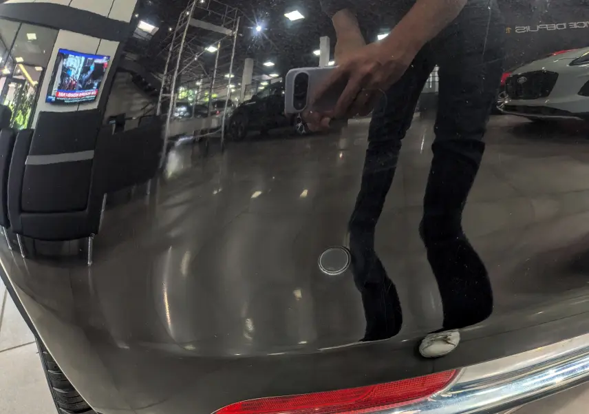 Gros plan sur le pare-chocs arrière noir Crossover Black de la FIAT 500 1.2 69 CH LOUNGE avec feu rouge intégré.