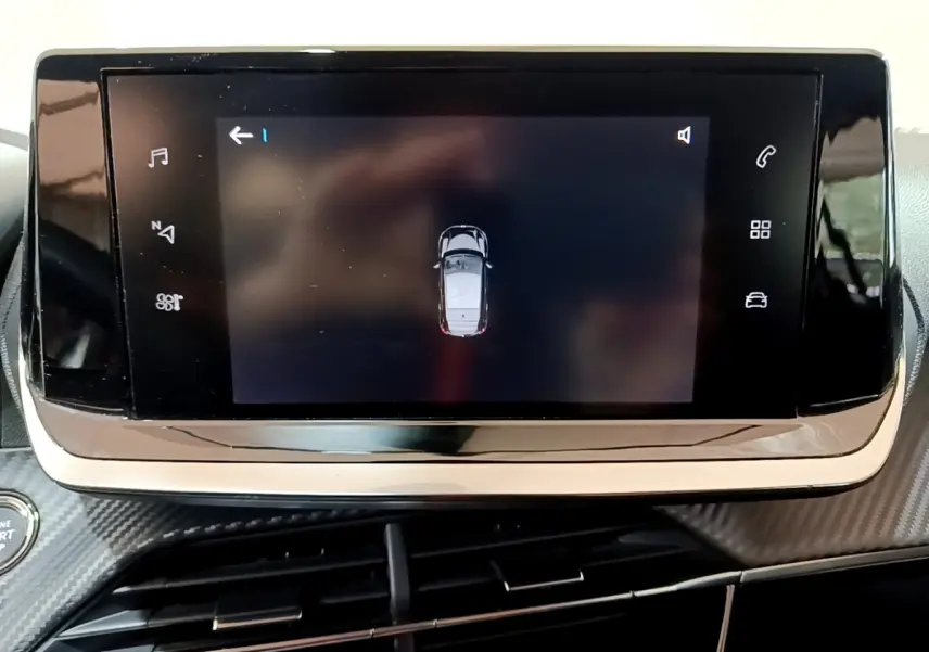 Écran tactile central de la Peugeot 208 électrique Active Business, vue rapprochée du tableau de bord noir et gris.