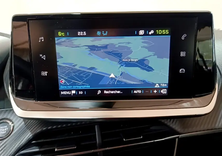 Écran tactile central 7 pouces affichant la navigation dans l'habitacle d'une Peugeot 208 électrique blanche.