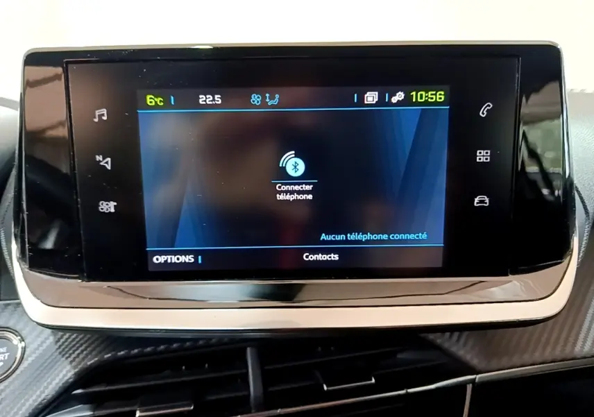 Écran tactile central de 7 pouces affichant la connexion Bluetooth dans l’habitacle d’une Peugeot 208 électrique blanche.