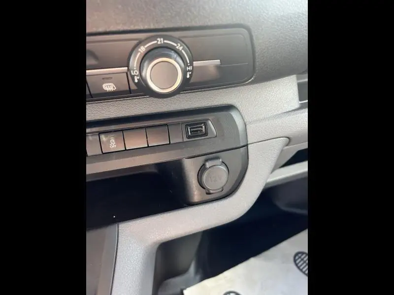 Détail de la console centrale du Citroën Jumpy blanc Banquise 2018, avec prise 12V et port USB visibles.