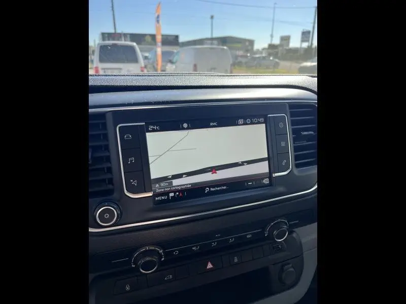 Écran tactile central du tableau de bord du Citroën Jumpy blanc, affichant la navigation GPS en intérieur véhicule.