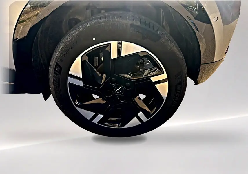 Gros plan sur la roue avant droite gris foncé de l’Opel Mokka Electric 156 gs avec jante alu noire et argentée.