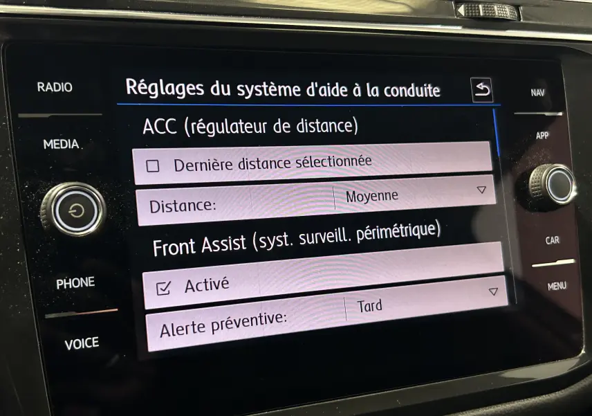Écran central du Volkswagen Tiguan Allspace 2018 affichant les réglages du système d'aide à la conduite.