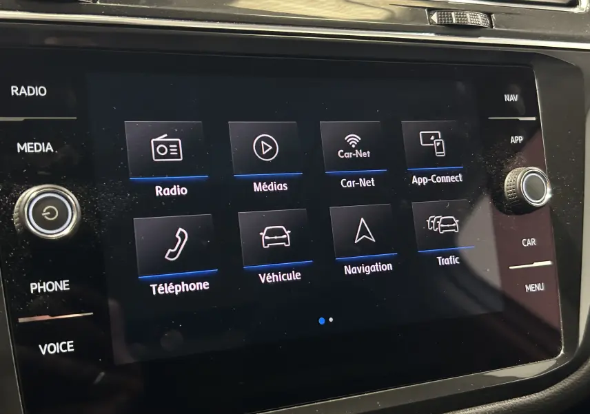 Écran tactile central du Volkswagen Tiguan Allspace 2018 affichant les options radio, médias, navigation et téléphone.