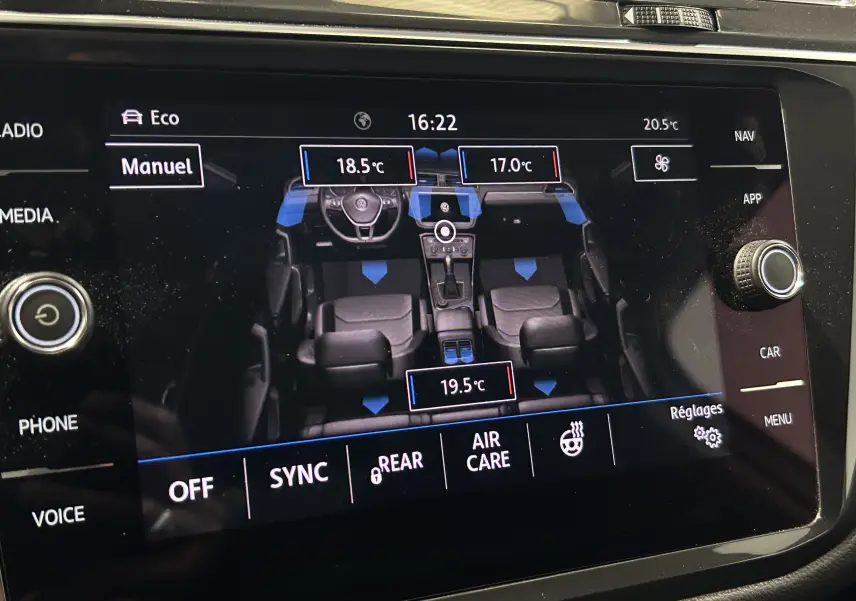 Écran tactile du Volkswagen Tiguan Allspace 2018 montrant la gestion de la climatisation avec températures réglées pour chaque siège.
