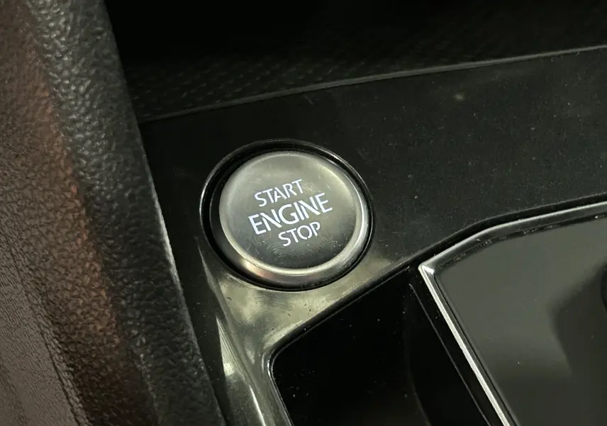 Bouton Start Engine Stop en gros plan sur la console noire intérieure du Volkswagen Tiguan Allspace 2018.