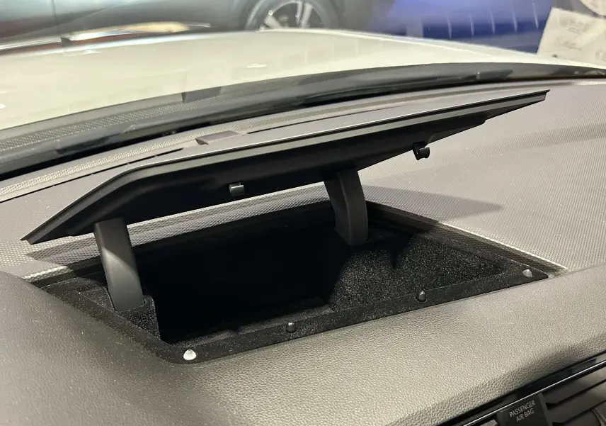 Détail du tableau de bord du Volkswagen Tiguan Allspace 2018, écran escamotable en position relevée.