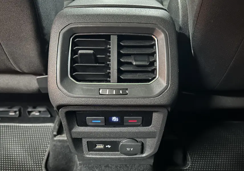 Vue rapprochée de la console arrière noire du Volkswagen Tiguan Allspace 2018 avec ventilation, réglage de température et prises USB et 12V.