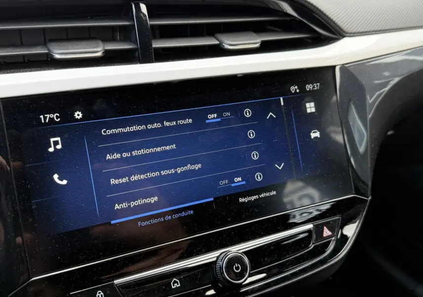 Écran tactile central de la console de l'Opel Corsa 2024 affichant les réglages d'aide à la conduite.