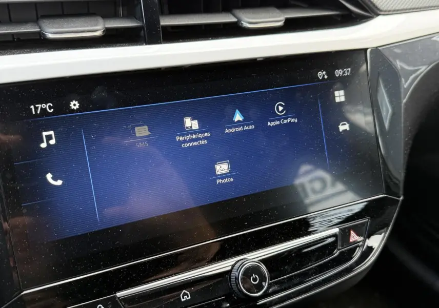 Écran tactile central de l'Opel Corsa noir affichant les options Android Auto et Apple CarPlay.
