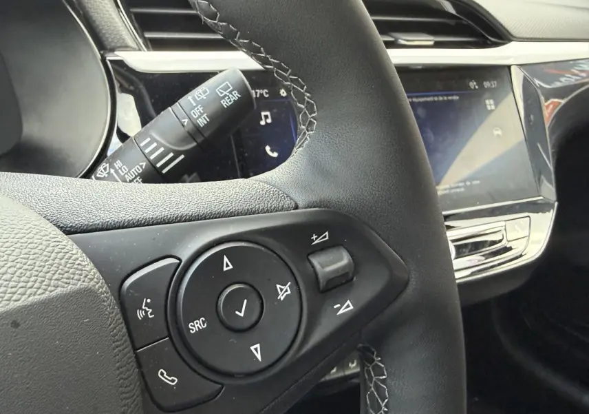Gros plan sur le volant noir multifonction et la console centrale brillante de l'Opel Corsa 2024.